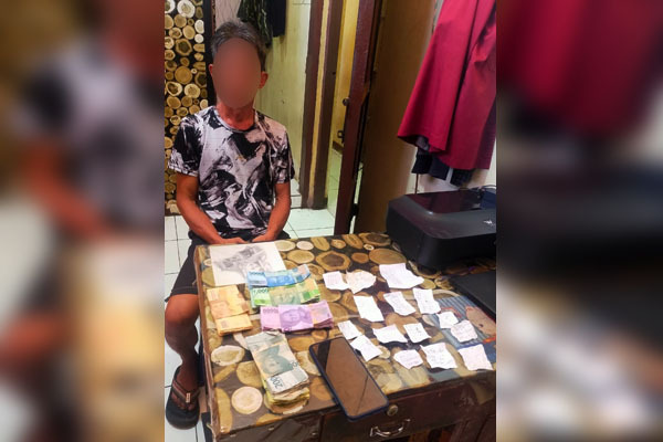 Tim Resmob Polsek Siau Timur mengamankan pelaku judi togel online, di Pasar Ampera Ulu Siau, Kabupaten Kepulauan Sitaro.