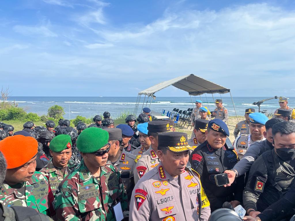 Kapolri Jenderal Listyo Sigit Prabowo meninjau posko Brimob Pura Geger Bali guna persiapkan pengamanan penyelenggaraan Konferensi Tingkat Tinggi (KTT) G20 di Bali, Sabtu (12/11/2022).