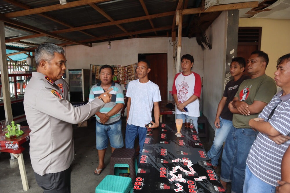  Kapolda Sulawesi Utara (Sulut) Irjen Pol Setyo Budiyanto memberikan arahan secara langsung kepada para sopir taksi gelap, di wilayah Kecamatan Malalayang.