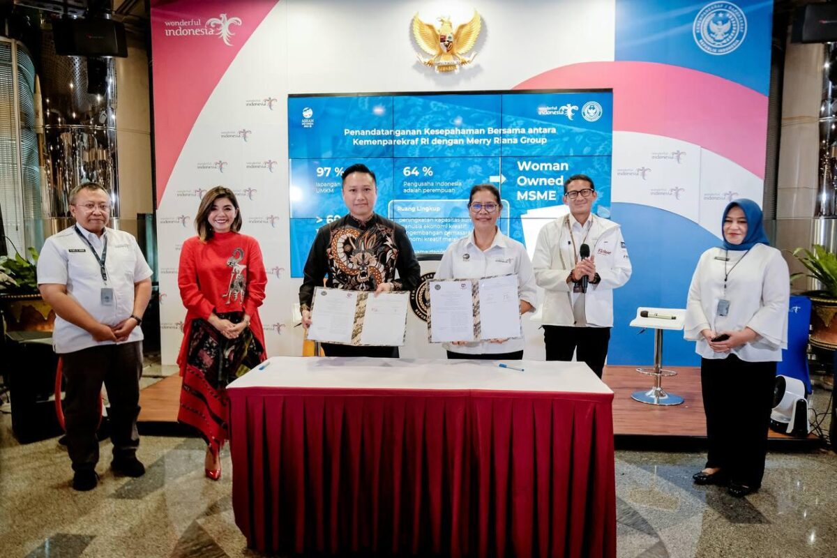 Kegiatan penandatangan MoU Kemenparekraf dengan Merry Riana Group, Gedung Sapta Pesona, Jakarta, Senin (27/02/2023).