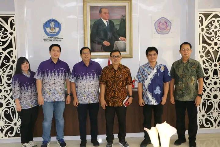Foto bersama Rektor Universitas Binus Prof. Dr. Ir. Harjanto Prabowo, M.M dan Rektor Unsrat Prof. Dr. Ir. Oktovian Berty Alexander Sompie, M.Eng. IPU (2 ditengah).