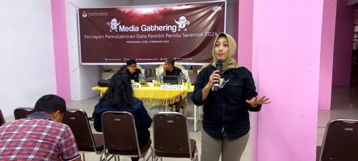 Kepala Divisi Data dan Perencanaan KPU Sulut Lanny Ointu sedang menyampaikan materi
di salah-satu Cafe yang ada di Kota Manado, Rabu (1/2). (Foto: Yudi/pilar)