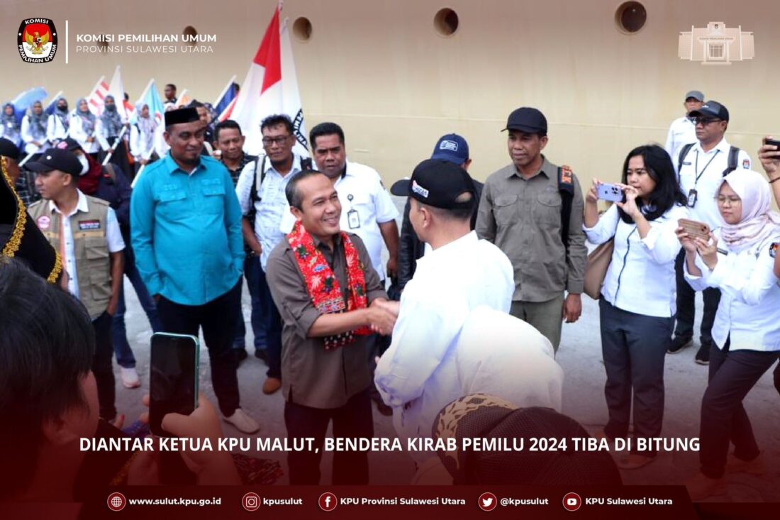 Ketua KPU Sulut Meidy Tinangon berjabat-tangan dengan  Ketua KPU Provinsi Maluku Utara, Pudja Sutamat.