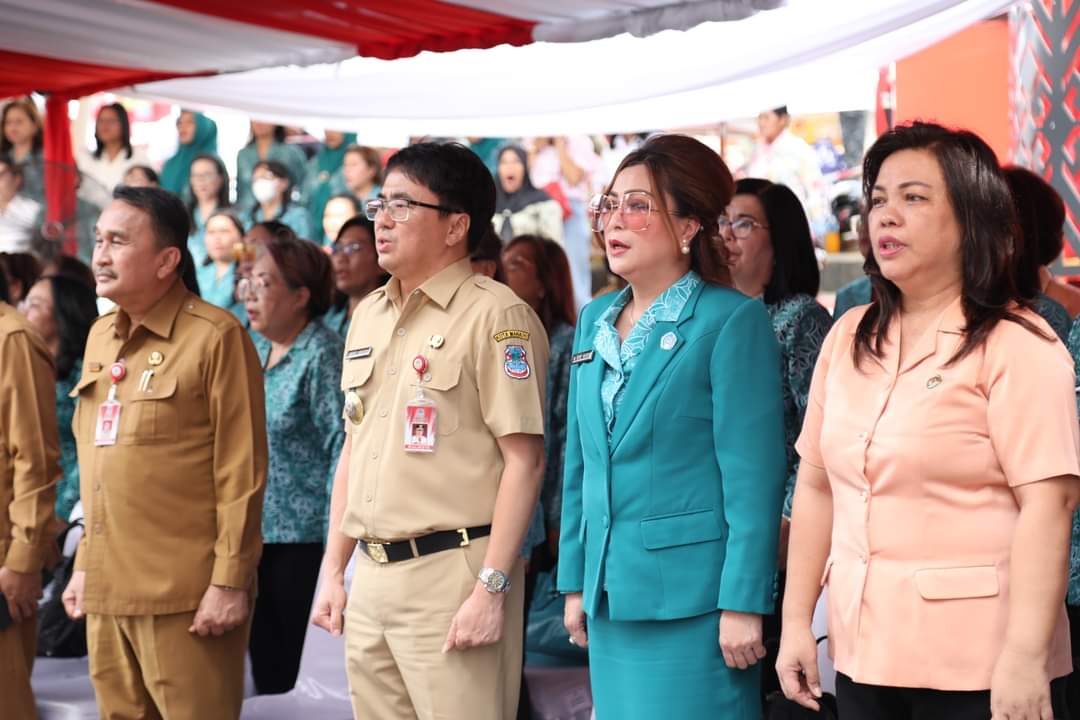 Wali Kota Manado Andrei Angouw menghadiri kegiatan PKK Kota Manado di Taman Kesatuan Bangsa (TKB), senin (20/3).