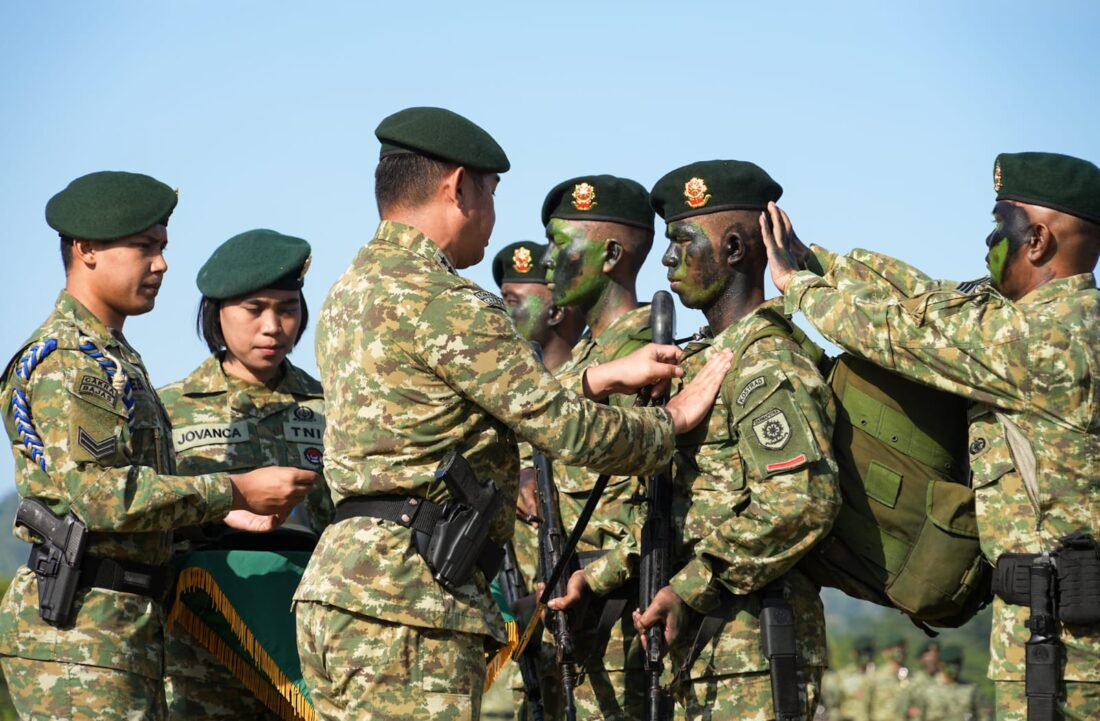Panglima Kostrad (Pangkostrad) Letjen TNI Maruli Simanjuntak, M.Sc, menutup secara resmi latihan standardisasi Prajurit Kostrad Cakra XIV TA 2023, bertempat di pantai Palampang, Cileutuh, Sukabumi, Jawa Barat. Senin (13/3/2023).