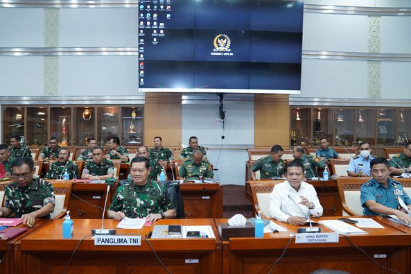 Panglima TNI Laksamana TNI Yudo Margono menghadiri rapat kerja di DPR RI, bersama Wakil Menteri Pertahanan (Wamenhan) RI M. Herindra terkait persetujuan menerima Alat Peralatan Pertahanan dan Keamanan (Alpalhankam) dari Australia, bertempat di Ruang Rapat Komisi I DPR RI, Gedung Nusantara II Paripurna DPR RI. Senin (03/04/2023).