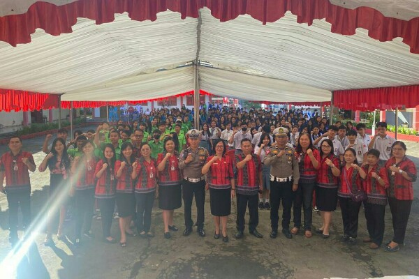 Personel Satuan Lalu Lintas Polres Minahasa terus memberikan penyuluhan dan imbauan terkait keselamatan dalam berlalulintas.