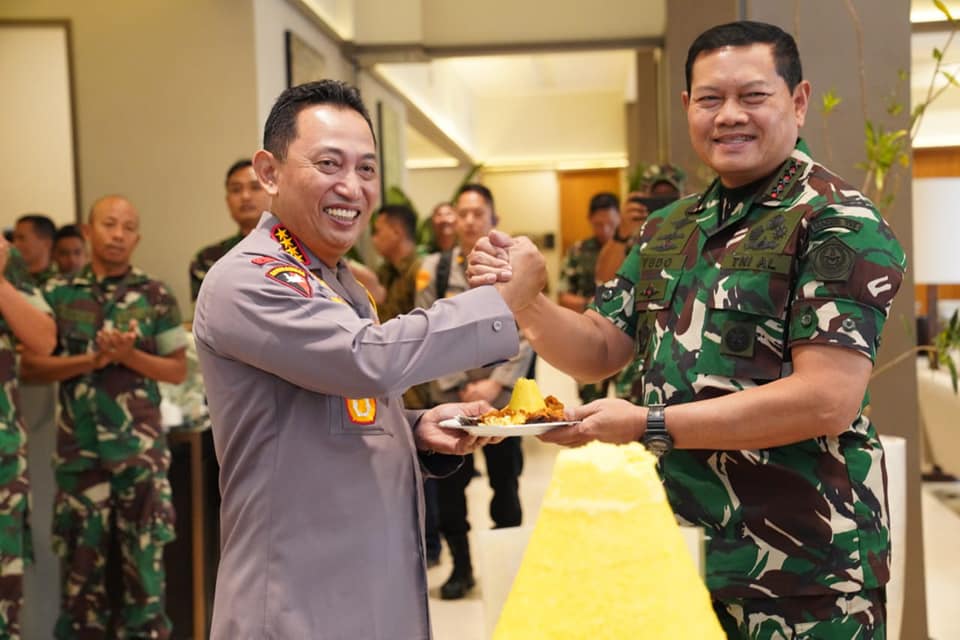 Panglima TNI Laksamana TNI Yudo Margono, S.E., M.M. memberikan surprise kepada Kapolri Jenderal Pol Listyo Sigit Prabowo di hari ulang tahunnya yang ke 54, bertempat di Lanud Halim Perdanakusuma, Jakarta Timur, Jumat. (5/5/2023).