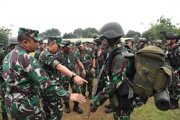 Pasukan Korps Marinir TNI AL melaksanakan gelar pasukan dalam rangka kesiapan operasi Pengamanan Perbatasan RI - PNG mobile di Papua tahun 2023  bertempat di Stadion Mini Kesatrian Marinir Hartono Cilandak Jakarta Selatan, Kamis (18/05/2023). 