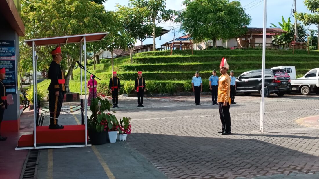 Peringati Hari Pancasila, Kalapas llB Tondano Serta Pejabat Struktural Pakai Pakaian Adat