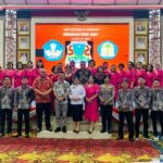 Kadis Pendidikan dan Kebudayaan kota Manado Steven Tumiwa, Kabid Grace Sondakh, S.Pd, M.Pd, Kepala Sekolah SMPN 10 Manado Venny Margaretha Mononimbar, M.Pd Foto bersama guru guru (Foto : ist)