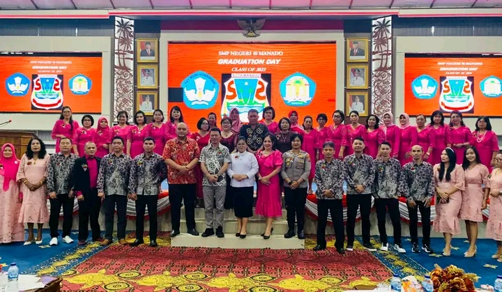 Kadis Pendidikan dan Kebudayaan kota Manado Steven Tumiwa, Kabid Grace Sondakh, S.Pd, M.Pd, Kepala Sekolah SMPN 10 Manado Venny Margaretha Mononimbar, M.Pd Foto bersama guru guru (Foto : ist)