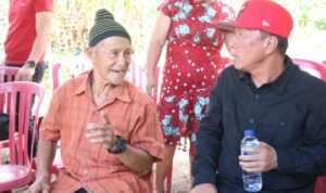 Bupati Minsel Franky Donny Wongkar menghadiri Ibadah Peletakkan Batu Pertama Pembangunan Bedah Rumah Opa Jantje Pesik dan Oma Syane Sengkey