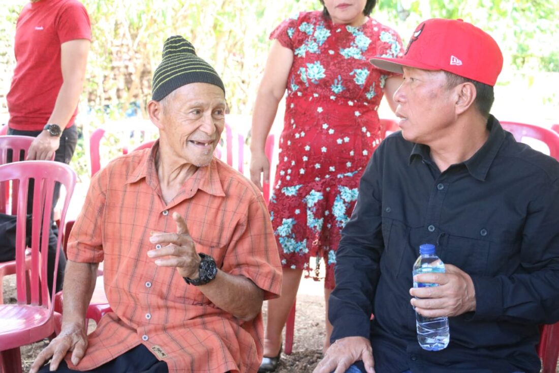 Bupati Minsel Franky Donny Wongkar menghadiri Ibadah Peletakkan Batu Pertama Pembangunan Bedah Rumah Opa Jantje Pesik dan Oma Syane Sengkey
