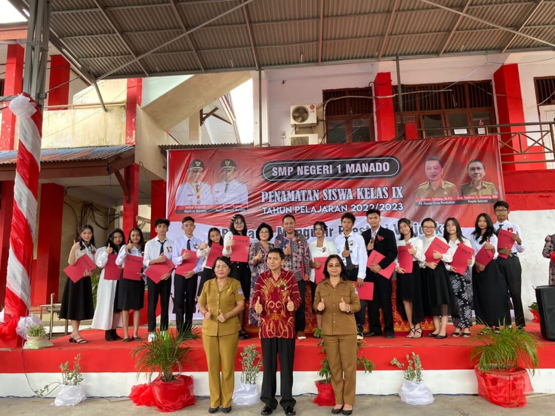 Kepsek SMPN 1 Manado. Salmon Rosang, M.M (depan tengah), Kabid PSMP Grace Sondakh, S.Pd, M.Pd (kiri depan),  Kasie Lenda Lantang, Walikelas 9.1, Wage RJ Makaliwe, S.Pd bersama siswa/i Peraih 10 besar peringkat teratas