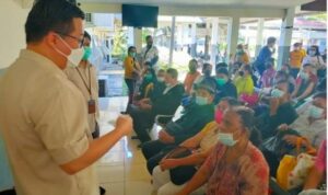 Direktur Layanan Operasional RSUP Kandou Pantau Pelayanan Penggunaan Alat Pendaftaran Online di Rawat Jalan