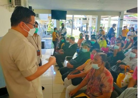 Direktur Layanan Operasional RSUP Kandou Pantau Pelayanan Penggunaan Alat Pendaftaran Online di Rawat Jalan