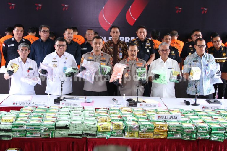 Kepala Badan Reserse Kriminal (Kabareskrim) Polri Komjen Agus Andrianto memimpin jumpa pers di Mabes Polri, Jakarta Selatan, Jumat (30/6/2023).