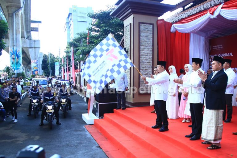 apolri Jenderal Pol. Listyo Sigit Prabowo melepas pendistribusian hewan kurban dan rendang dalam rangka peringatan Hari Raya Idul Adha 1444 Hijriah sekaligus HUT ke-77 Bhayangkara di Lapangan Bhayangkara, Jakarta, Kamis (29/06)