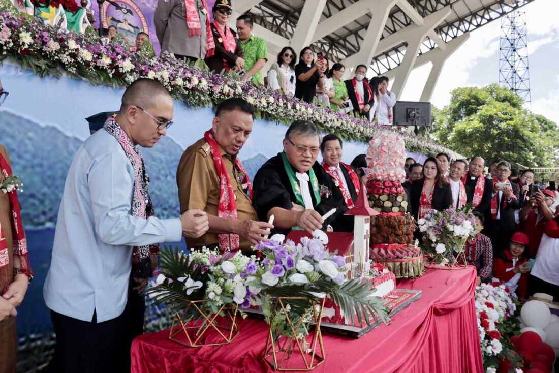 Ronald Lumbuun Hadiri Ibadah Syukur Bersama Warga GMIM di Stadion Maesa