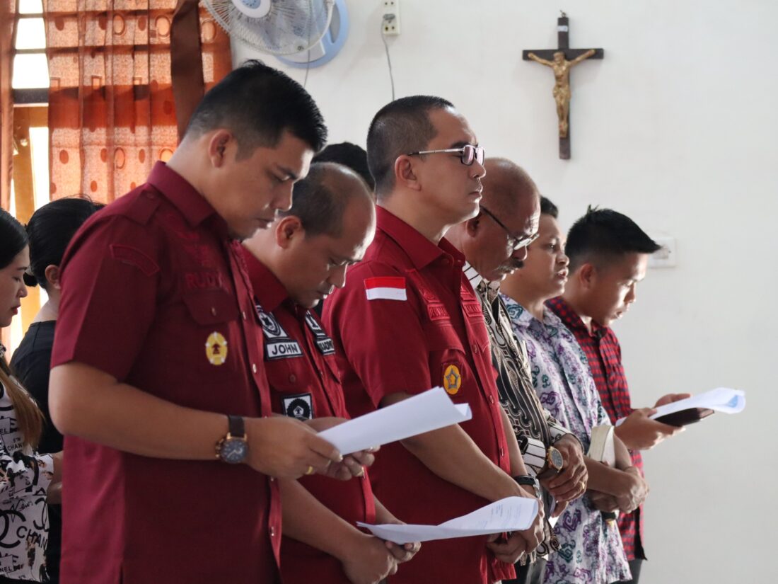 Gereja Oikoumene EmaiusLembaga Pemasyarakatan Kelas III Amurang kali ini terasa berbeda. Kepala Kantor Wilayah Kementerian Hukum dan Hak Asasi Manusia Sulawesi Utara Ronald Lumbuun