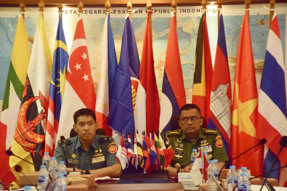 Delegasi Markas Besar Tentara Nasional Indonesia  bersama delegasi militer negara ASEAN menggelar Initial Planning Conference (IPC) For ASEAN Solidarity Exercise-01 Natuna (ASEX-01N), di Ruang Rapat Staf Operasi, Mabes TNI, Jakarta, Senin, (19/6/2023)./Puspen/TNI/