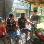 Satgas Yonif Raider 200/BN Bantu Pengobatan Masyarakat yang Sakit