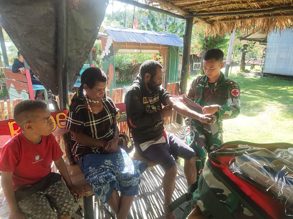 Satgas Yonif Raider 200/BN Bantu Pengobatan Masyarakat yang Sakit