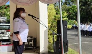 Direktur SDM Pendidikan dan Penelitian, RSUP Prof Dr R.D Kandou Manado, Dr. dr. Ivonne E Rotty, MKes, menjadi Inspektur Upacara.