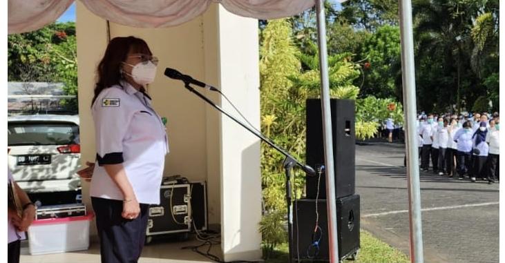 Direktur SDM Pendidikan dan Penelitian, RSUP Prof Dr R.D Kandou Manado, Dr. dr. Ivonne E Rotty, MKes, menjadi Inspektur Upacara.