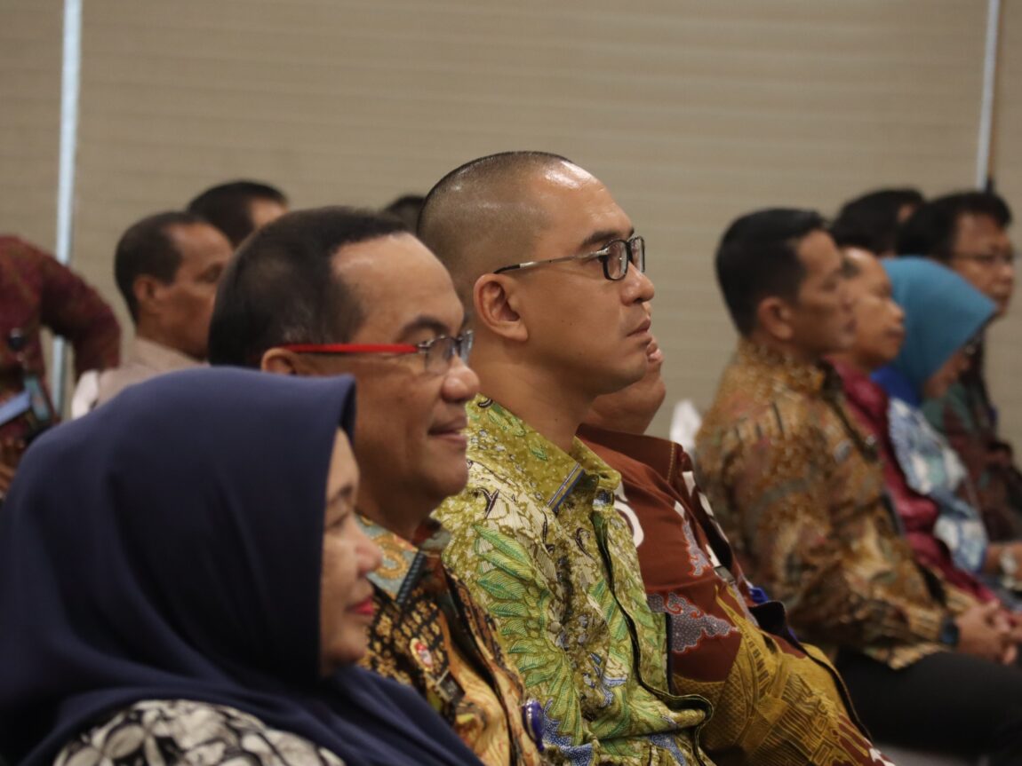 Kepala Kantor Wilayah Kementerian dan Hak Asasi Manusia Sulawesi Utara Ronald Lumbuun bersama Kepala Bagian Umum Veiby Koloay mengikuti Coaching Clinic Pengendalian Program Dukungan Manajemen (Penyampaian Mekanisme Strategi Optimalisasi Percepatan Kinerja Program Dukungan Manajemen) bertempat di Hotel Grand Mercure