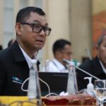 Direktur Utama PLN, Darmawan Prasodjo menyampaikan komitmen PLN dalam menjalankan transisi energi untuk mewujudkan NZE 2060 pada rapat dengar pendapat dengan Panja Transisi Energi ke Listrik Komisi VI DPR RI Rabu, (12/7). Kiri ke kanan: Darmawan Prasodjo (Direktur Utama PLN), Edwin Nugraha Putra (Direktur Utama PLN Indonesia Power)
