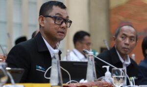Direktur Utama PLN, Darmawan Prasodjo menyampaikan komitmen PLN dalam menjalankan transisi energi untuk mewujudkan NZE 2060 pada rapat dengar pendapat dengan Panja Transisi Energi ke Listrik Komisi VI DPR RI Rabu, (12/7). Kiri ke kanan: Darmawan Prasodjo (Direktur Utama PLN), Edwin Nugraha Putra (Direktur Utama PLN Indonesia Power)