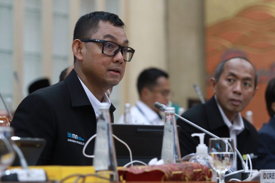 Direktur Utama PLN, Darmawan Prasodjo menyampaikan komitmen PLN dalam menjalankan transisi energi untuk mewujudkan NZE 2060 pada rapat dengar pendapat dengan Panja Transisi Energi ke Listrik Komisi VI DPR RI Rabu, (12/7). Kiri ke kanan: Darmawan Prasodjo (Direktur Utama PLN), Edwin Nugraha Putra (Direktur Utama PLN Indonesia Power)