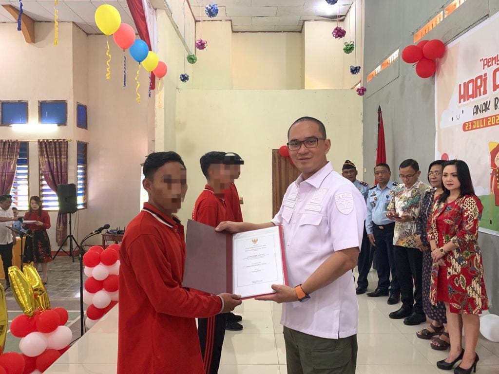 Kakanwil Serahkan Remisi Anak Binaan LPKA Tomohon