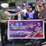 Pelanggar Lalu Lintas Diberikan Helm Gratis Oleh Satlantas Polresta Manado