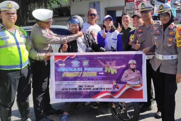 Pelanggar Lalu Lintas Diberikan Helm Gratis Oleh Satlantas Polresta Manado