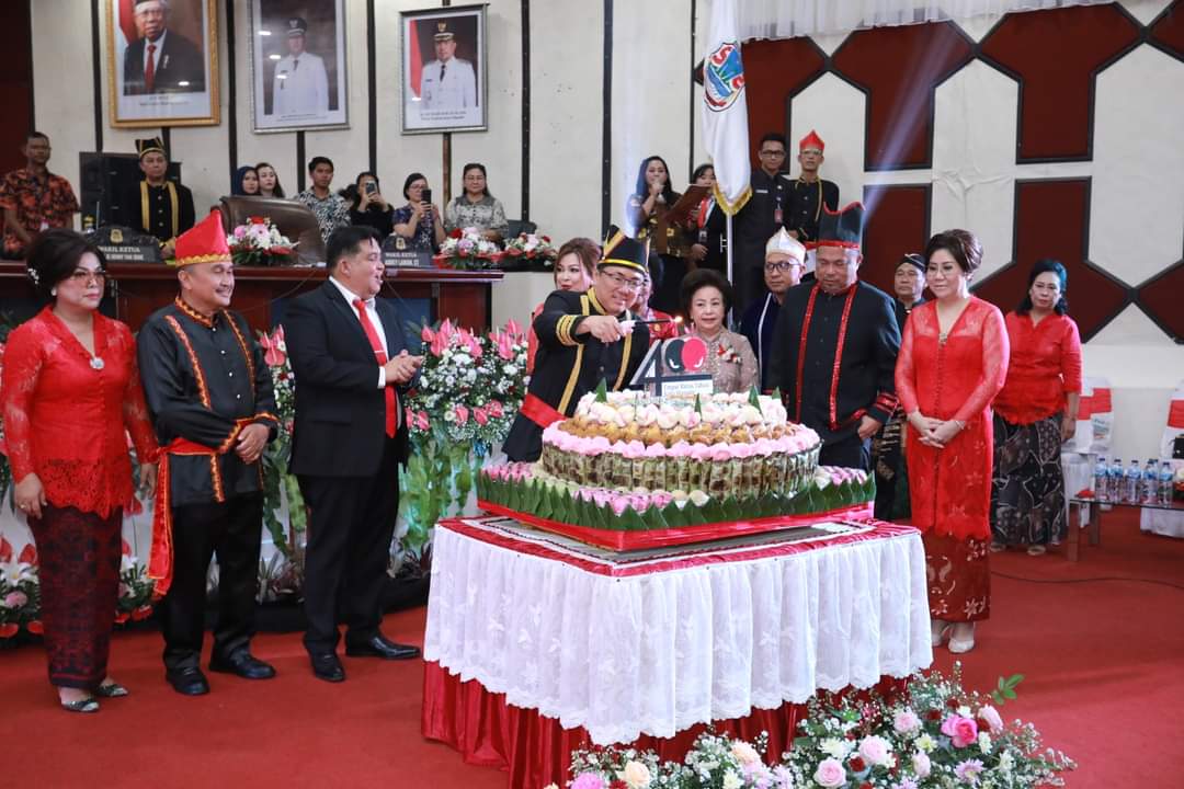 Wali Kota Manado Andrei Angouw dan  dan Wakil Wali Kota dr. Richard Sualang  menghadiri Rapat Paripurna Istimewa DPRD Kota Manado dalam rangka HUT ke - 400 Kota Manado diruang Paripurna Kantor DPRD Kota Manado Jalan Pemuda Sario Manado, Jumat  (14/7).