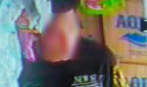 Aksi pelaku sempat terekam kamera CCTV yang terpasang di warung tersebut.