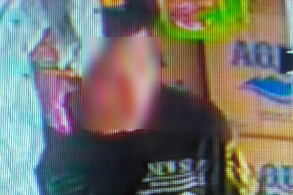Aksi pelaku sempat terekam kamera CCTV yang terpasang di warung tersebut.