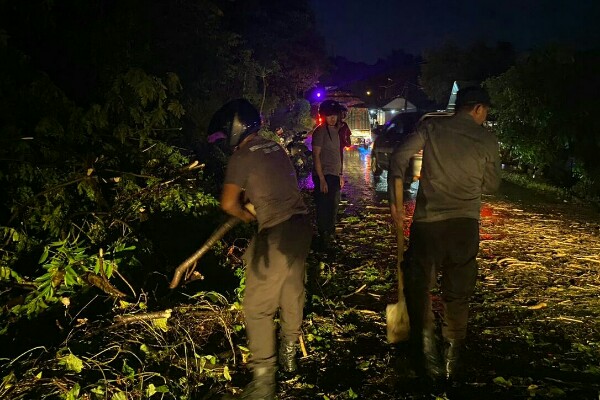 Kapolsek Sangkub Pimpin Pembersihan Pohon Tumbang di Jalan Trans Sulawesi