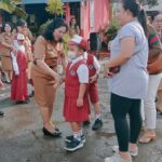 Penyerahan siswa baru dari orangtua kepada kepsek SDN 11 Manado, Femmy Rumbay, S.Pd