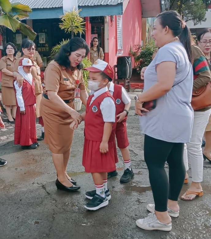 Penyerahan siswa baru dari orangtua kepada kepsek SDN 11 Manado, Femmy Rumbay, S.Pd