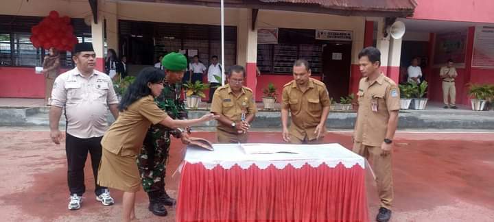 Penandatanganan Pakta Integritas orangtua siswa di kegiatan MPLS