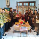 Wakajati Sulut dan Ketua IAD Serahkan Bingkisan