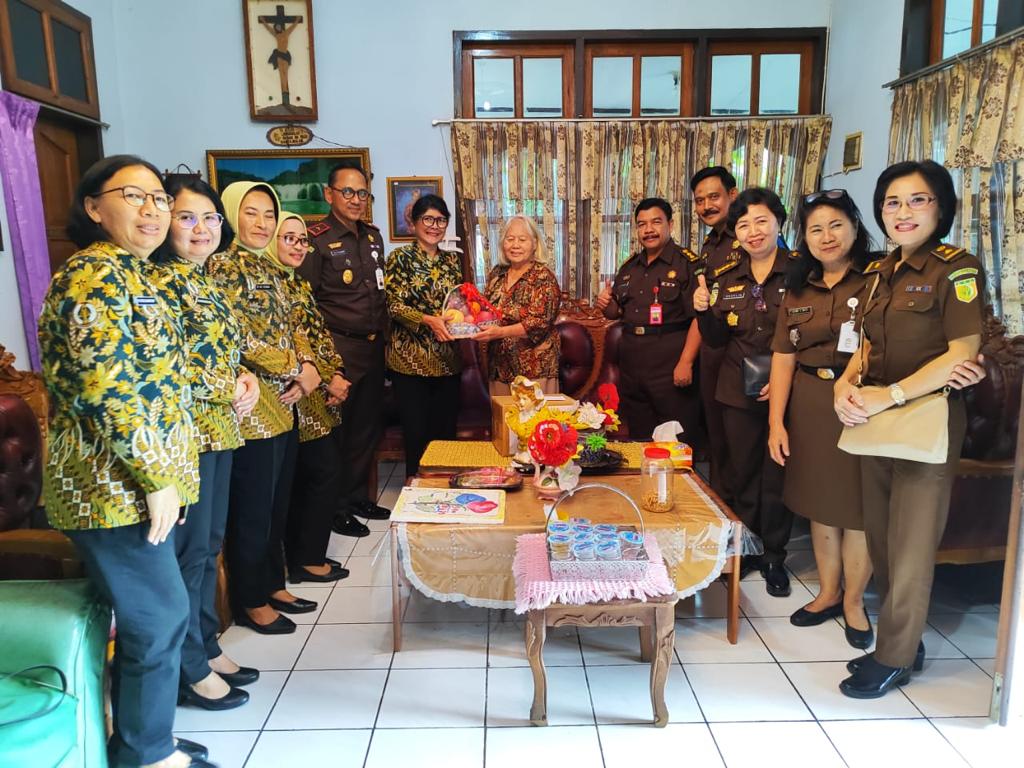 Wakajati Sulut dan Ketua IAD Serahkan Bingkisan