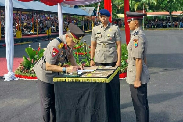 Wakapolda Sulut Brigjen Pol Jan de Fretes memimpin Upacara Penutupan Pendidikan Pembentukan Bintara Polri Gelombang I TA 2023, di SPN Polda Sulut, Karombasan Manado, Kamis (6/7/2023).