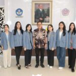 Rektor Unsrat Manado Prof. Dr. Ir. Oktovian Berty Alexander Sompie, M.Eng, IPU bersama Mahasiswa Awardee Unsrat yang ikut program IISMA (Foto : Dok. Unsrat)