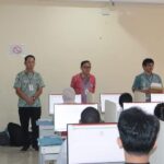 Rektor Unsrat Prof. Oktovian Sompie didampingi WR 1 Prof. Grevo Gerung selaku ketua panitia dan WR2, Dr. Ronny A. Maramis, S.H, M.H saat pelaksanaan UTBK jalur Mandiri T2