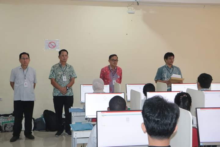 Rektor Unsrat Prof. Oktovian Sompie didampingi WR 1 Prof. Grevo Gerung selaku ketua panitia dan WR2, Dr. Ronny A. Maramis, S.H, M.H saat pelaksanaan UTBK jalur Mandiri T2